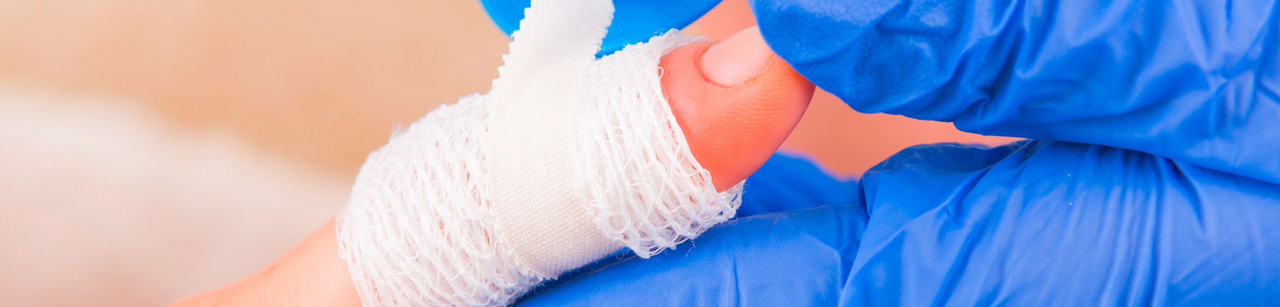 Einer Patientin wir ein Verband am Finger angelegt